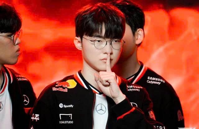 Cả thế giới đổi thay, chỉ mình Faker không rời T1