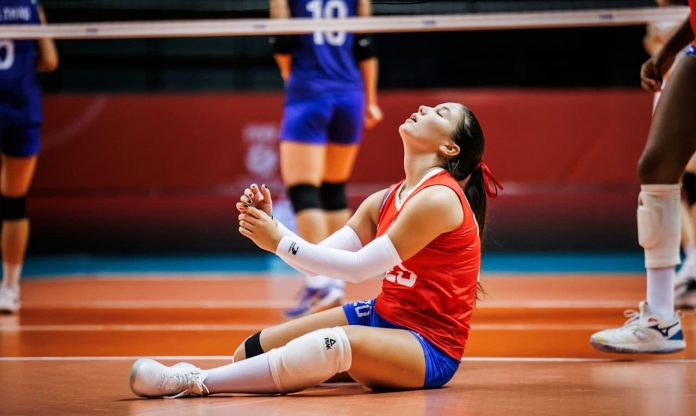 Đội bóng chuyền nữ hạng 15 thế giới khóc nức nở khi thua Việt Nam