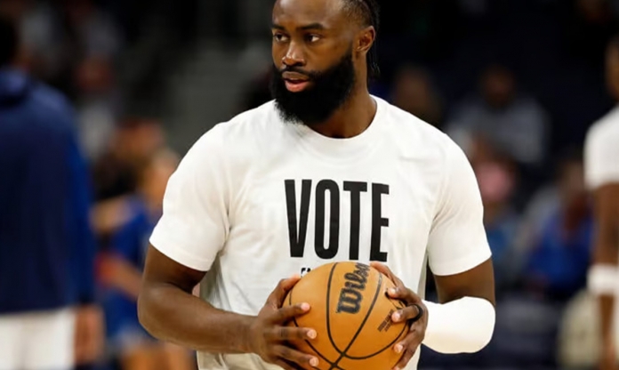 Vén màn lý do các cầu thủ NBA mặc áo in chữ 'Vote' trong các trận đấu