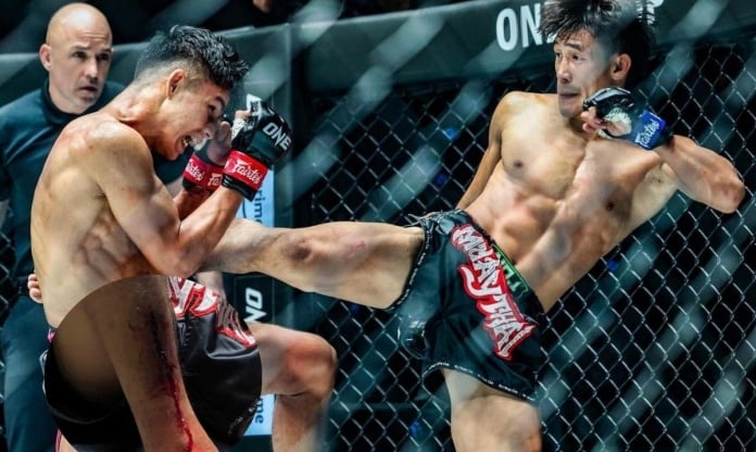 Nguyễn Trần Duy Nhất tung cước đến rách chân để thắng thần đồng MMA