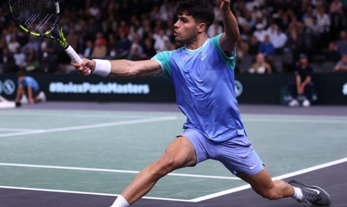 Loại sớm ở Paris Masters 2024, Alcaraz đổ lỗi cho mặt sân