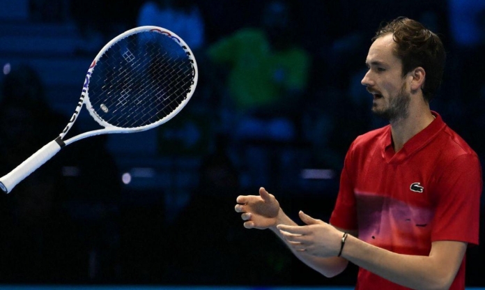 Bị phạt điểm, Medvedev 'diễn tuồng' trước mặt khán giả ở ATP Finals
