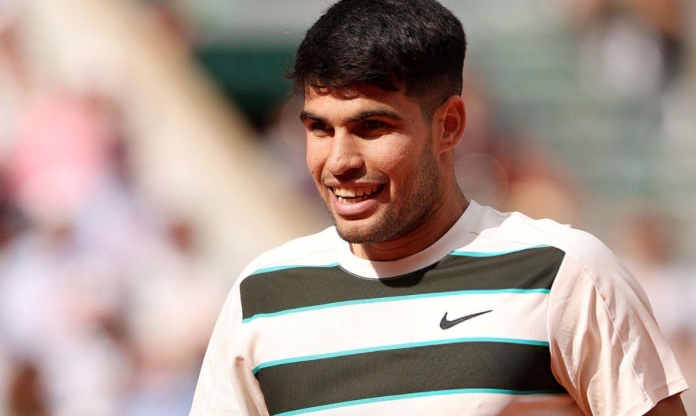 Alcaraz cho thấy tài năng và nhân cách lớn chỉ bằng một pha bóng ở Roland Garros 2025