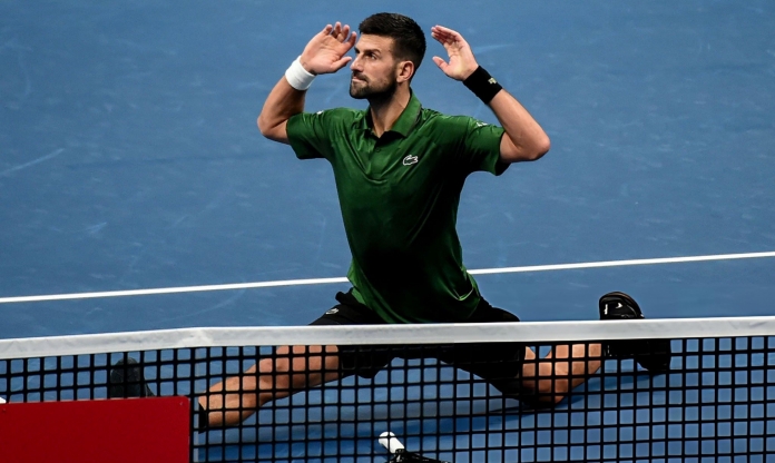Huyền thoại tennis bảo vệ Djokovic trước tâm điểm chỉ trích