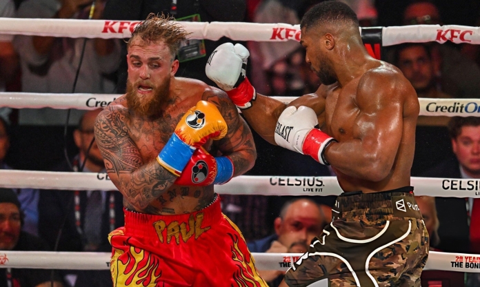 Cận cảnh khoảnh khắc Anthony Joshua đấm 'vỡ mồm' Jake Paul