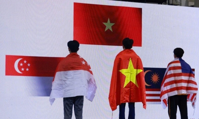 NGỠ NGÀNG: Giành huy chương, VĐV phải chào cờ qua màn hình LED