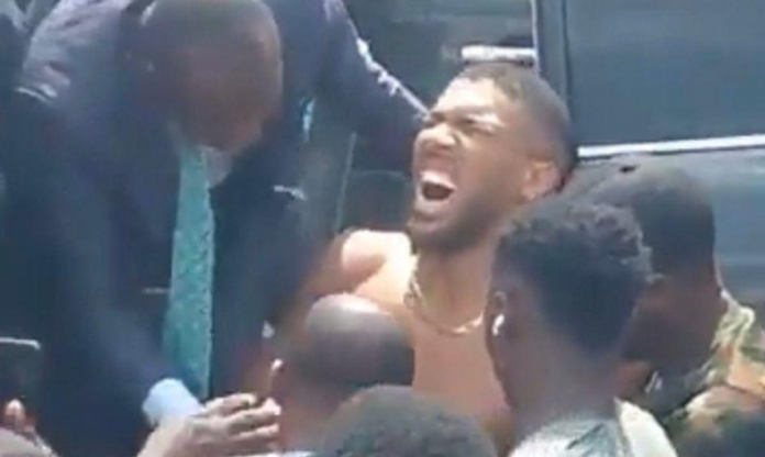 Anthony Joshua thoát chết nhờ quyết định không ai ngờ tới