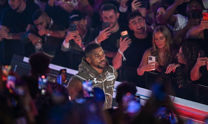 Anthony Joshua có động thái đầu tiên sau vụ TNGT khiến 2 cộng sự qua đời