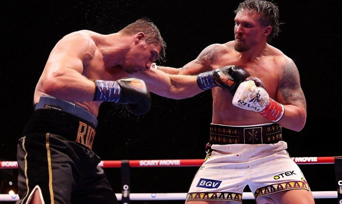 Usyk thắng tranh cãi huyền thoại kickboxing, bảo vệ đai hạng nặng