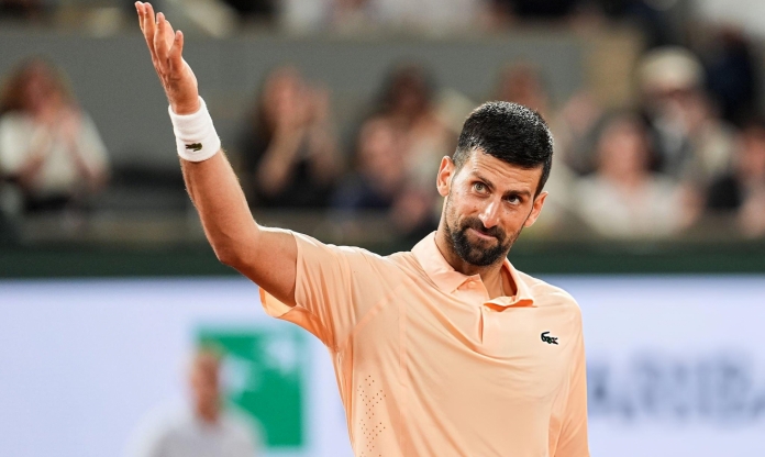Djokovic ngược dòng lọt vòng 2 Roland Garros 2026
