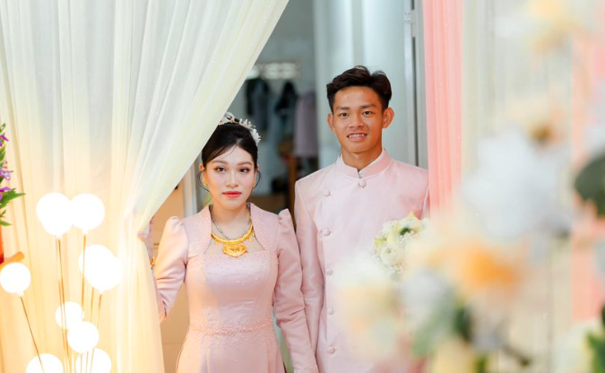 Tiền đạo U23 Việt Nam chúc mừng sinh nhật vợ bằng tấm ảnh cưới sau 2 tháng kết hôn