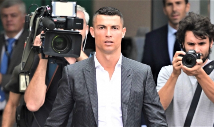Ronaldo bất ngờ có ngoại hình khác lạ khiến hàng triệu fan 'vỡ òa'