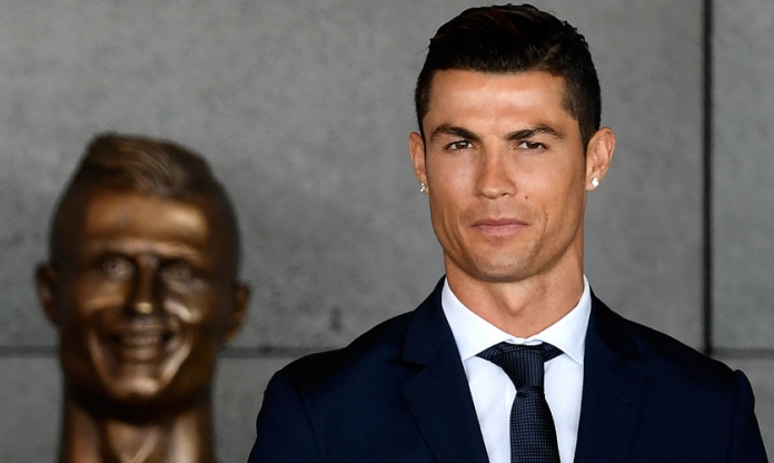 Ronaldo bất ngờ nhận món quà lạ, NHM 'ngã ngửa' vì hình ảnh kỳ quái