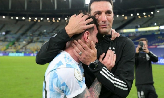 HLV Lionel Scaloni báo tin buồn đến NHM Argentina và Messi