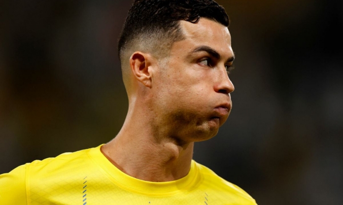 Ronaldo gây bùng nổ tranh cãi khi nhận vinh dự từ FIFA