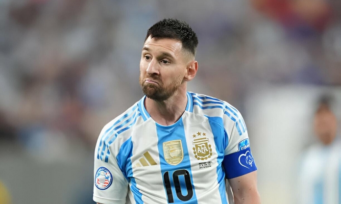 Messi bị bao vậy bởi hơn 40 nhà báo