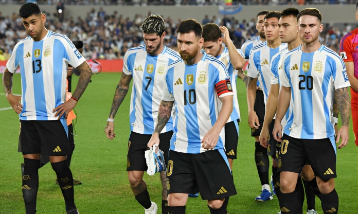 Messi bất ngờ mâu thuẫn với đàn em trên tuyển Argentina