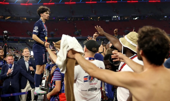 Vô địch C1, hàng ngàn fan PSG tràn xuống sân và phá vỡ khung thành