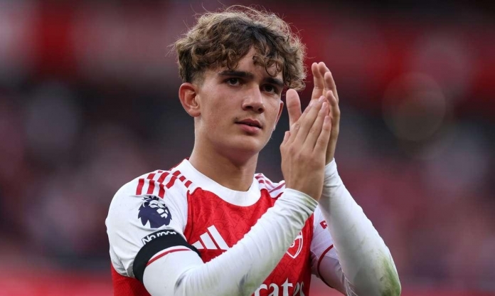 Thiên tài 15 tuổi của Arsenal làm nên lịch sử với siêu phẩm solo