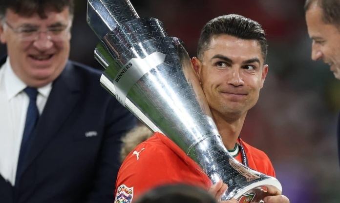 Ronaldo khiến tất cả 'ngã ngửa' với lý do không uống nước khoáng