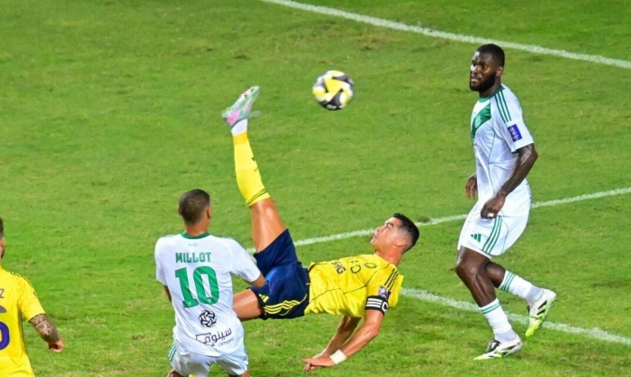Ronaldo khiến CĐV Ả Rập cạn lời với siêu phẩm móc bóng