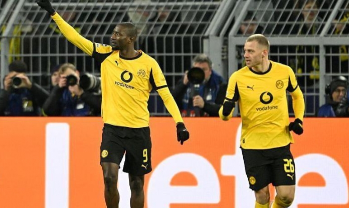 Dortmund chạm một tay vào tấm vé 16 đội Champions League