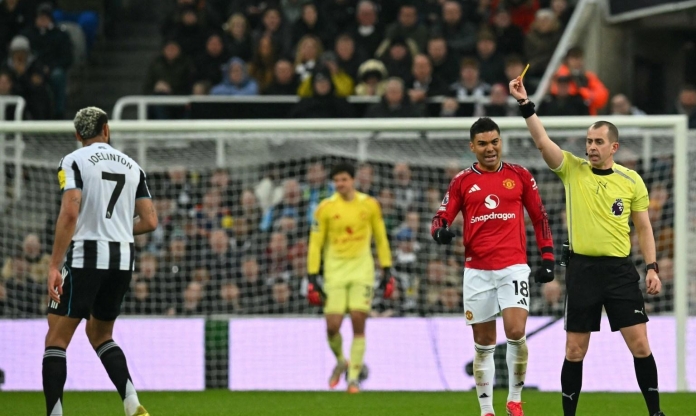 CĐV MU vô cùng tức giận khi ngôi sao Newcastle thoát thẻ đỏ khó tin