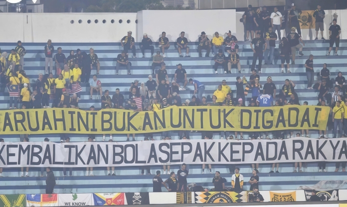 CĐV Malaysia nổi giận, giăng biểu ngữ trên sân Thiên Trường