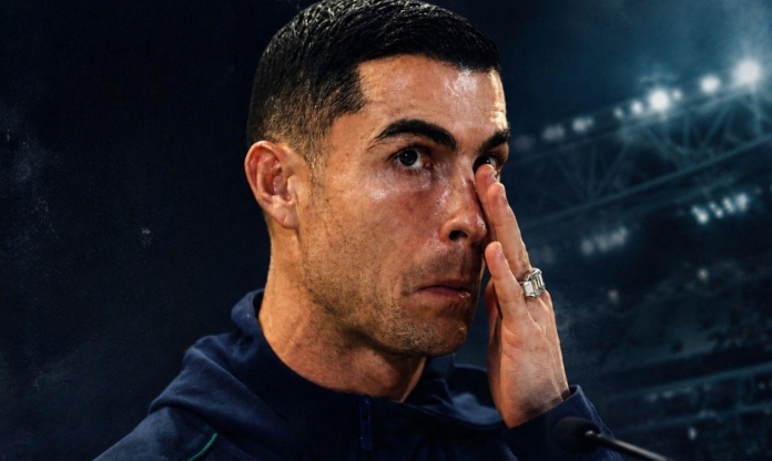 Cập bến CLB vĩ đại, Ronaldo bất ngờ nhận 'mưa gạch đá'