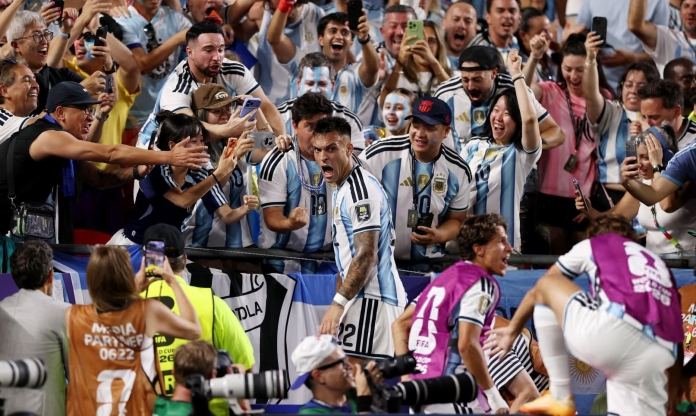 Chạy khỏi sân, tiền đạo Argentina vẫn không bị thẻ vàng thứ 2 trước Thụy Sĩ