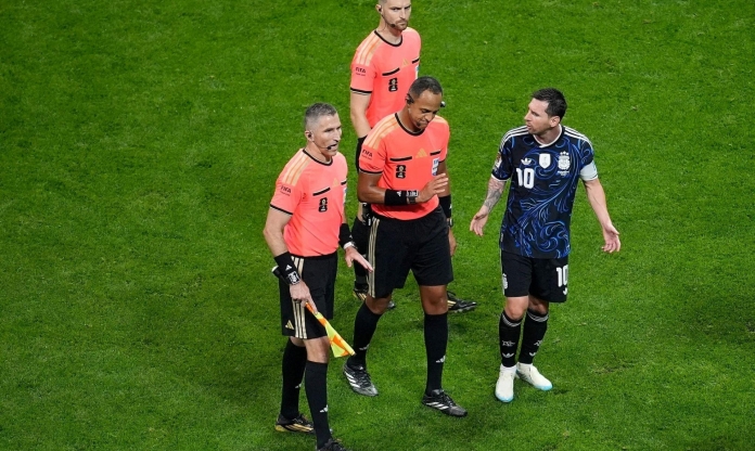 Messi khiến CĐV Anh phẫn nộ khi tác động với trọng tài ở bán kết World Cup