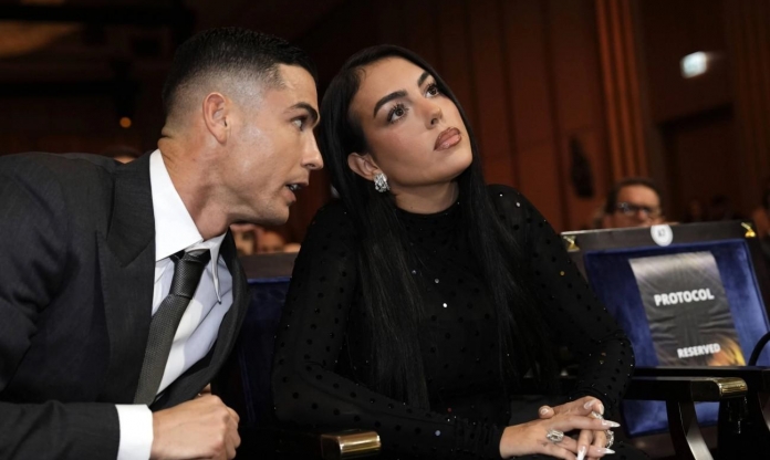 Vợ Ronaldo gây bão với thông điệp nhắm thẳng HLV Bồ Đào Nha