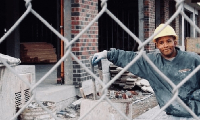 Demetrious Johnson: Từ chàng phụ hồ nghèo khó đến Huyền thoại