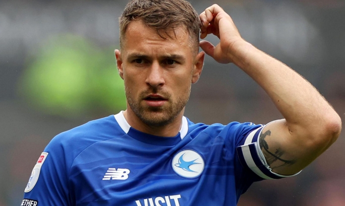 Aaron Ramsey vừa đá bóng vừa làm HLV