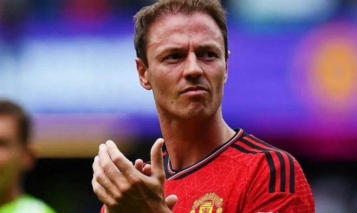 Jonny Evans được ủng hộ dẫn dắt MU thay Amorim