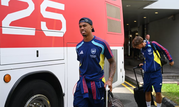 Arsenal gặp 'sự cố' đầu tiên tại châu Á