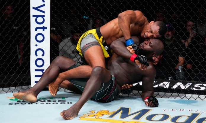 Kết quả UFC Fight Night: Đòn siết cổ tàn khốc, Almeida hạ knock-out Rozenstruik choáng váng