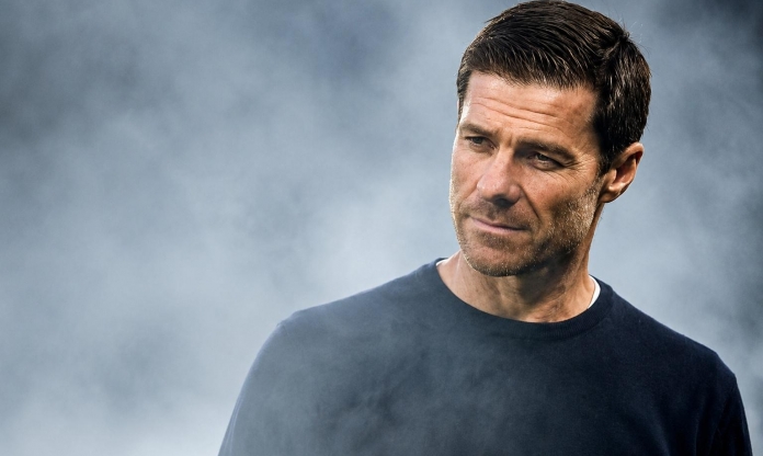 Chelsea thủng lưới 3 bàn, Xabi Alonso vẫn khen thủ môn Martinez