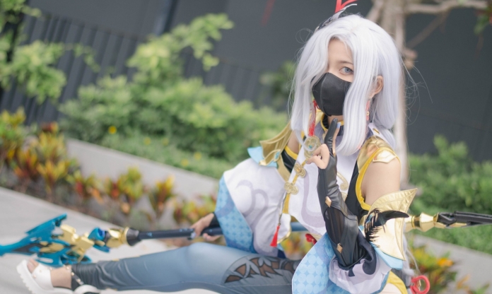 Cosplay Shenhe trong Genshin Impact lạnh lùng nhưng không kém phần xinh đẹp