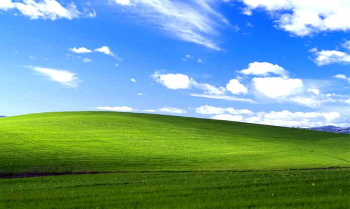 Game thủ Minecraft tái hiện lại hình nền đồng cỏ xanh huyền thoại của Windows XP
