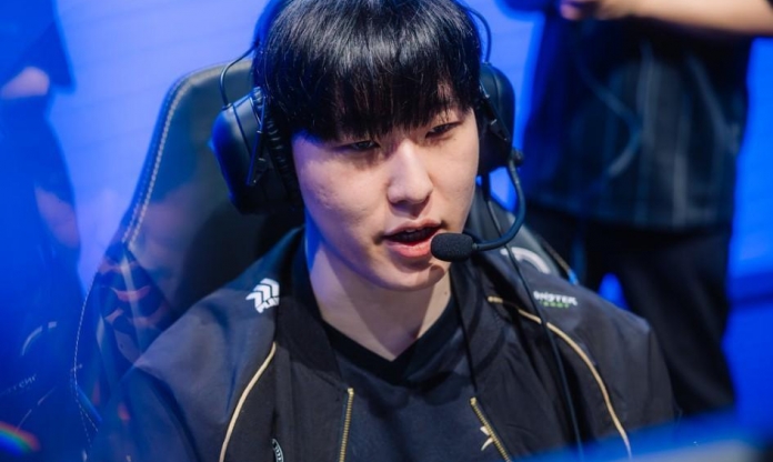 HLE tái ký với Zeka