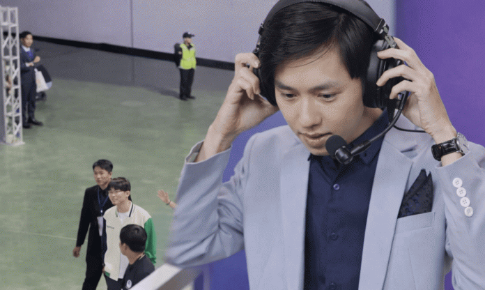 Văn Tùng đứng từ xa lặng nhìn T1 quay bước