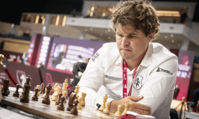 Vua cờ Carlsen đập bàn