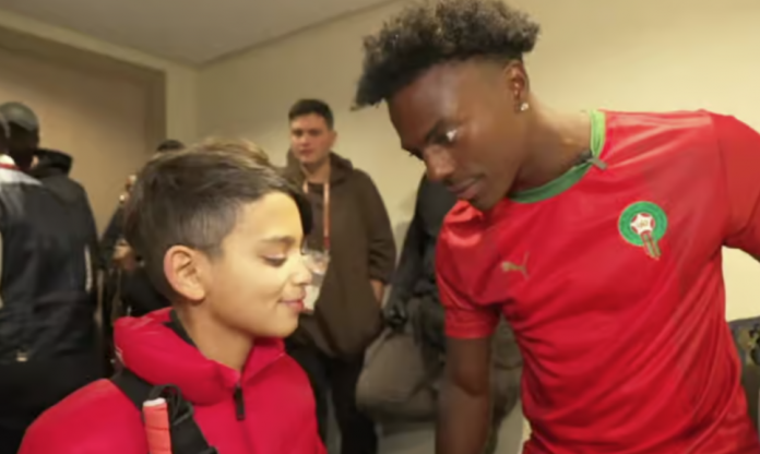 IShowSpeed tặng điện thoại cho fan