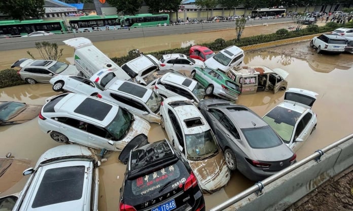 Xót xa hàng trăm ô tô ngập trong “biển nước” do lũ lụt tại Trung Quốc