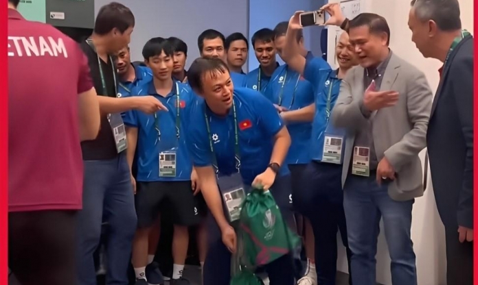 U23 Việt Nam phải nhận huy chương trong phòng thay đồ, CĐV ĐNÁ phẫn nộ
