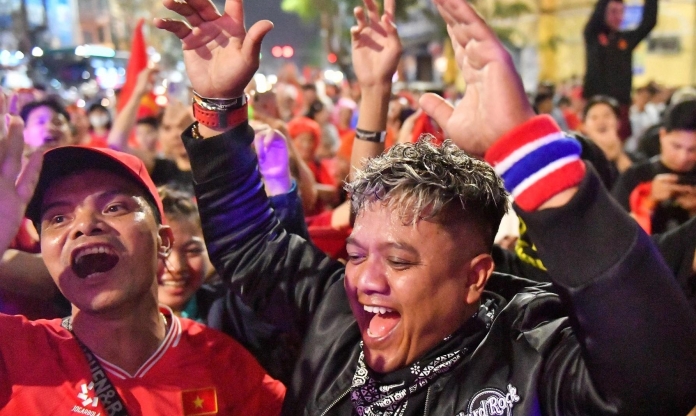 Thua 1-3, CĐV Malaysia bất ngờ xuống phố chung vui cùng CĐV Việt Nam