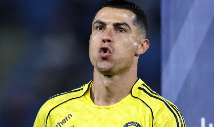 Ngỡ ngàng Ronaldo bị nôn mửa: Fan lo sốt vó, chuyện gì xảy ra?