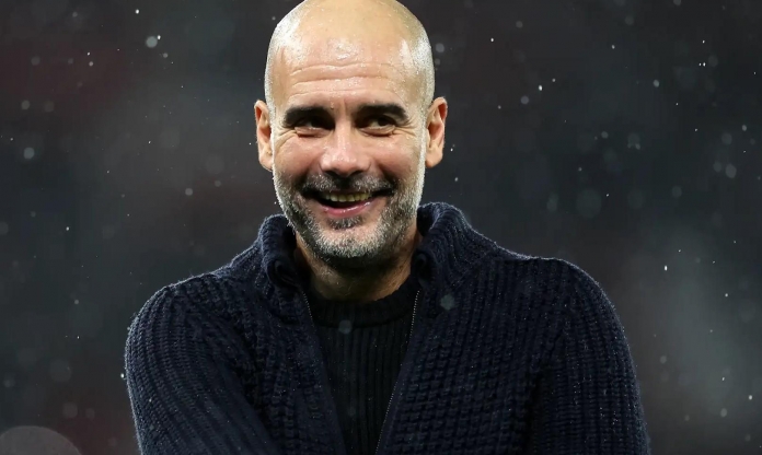 Pep Guardiola đáp trả cực gắt huyền thoại MU về màn ăn mừng của Man City