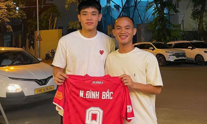 Đình Bắc tặng quà tuyển thủ Lào từng ghi bàn vào lưới tuyển Việt Nam